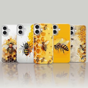 Puede incluir: Cinco fundas para teléfono con diseños de abejas. Las fundas presentan ilustraciones de abejas, panales y efectos de acuarela en tonos amarillos, blancos y negros. Las fundas se muestran sobre una superficie reflectante.