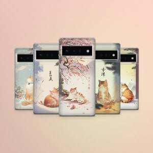 Peut inclure: Cinq coques de téléphone avec des motifs différents mettant en scène des chats et des caractères japonais. Les coques sont toutes transparentes et laissent apparaître l'objectif de l'appareil photo du téléphone. Les motifs comprennent un chat dans un paysage enneigé, un chat dans un champ de fleurs, un chat dans un cerisier en fleurs, un chat dans une forêt et un chat dans une forêt de bambous.