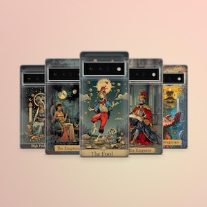 Elegante funda para teléfono con diseño de cartas del tarot, ideal como regalo para los amantes del tarot. Compatible con Google Pixel 9 Pro, 8, 8A, 7A, Samsung Galaxy S25, S24, A15, A26, A36, iPhone 16, 15 y 14.