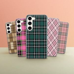 Może przedstawiać: Cztery etui na telefon z różnymi wzorami w kratę. Etui są w kolorze zielonym, różowym, brązowym i białym. Wszystkie etui są wykonane z przezroczystego plastiku i mają wzór w kratę.