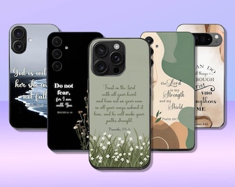 Puede incluir: Conjunto de cinco fundas para teléfono con diferentes diseños y versículos bíblicos. Cada funda presenta un esquema de color y un patrón floral diferentes. Los versículos están impresos en texto negro sobre fondo blanco.