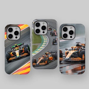 Può includere: Tre custodie per telefono con un'auto da corsa di Formula 1 su una pista. Le custodie sono bianche con un rigonfiamento della fotocamera nero e un bordo nero. L'auto da corsa è arancione e nera con la scritta "MARSHAL" sul lato. La pista è verde e gialla.