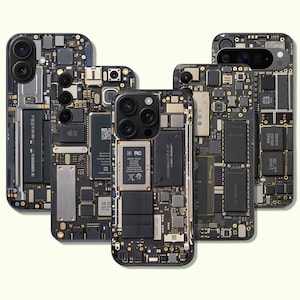 Puede incluir: Cinco fundas negras para iPhone con un diseño de placa de circuito. Las fundas están dispuestas en una fila, con la funda superior ligeramente desplazada hacia la derecha. Las fundas están hechas de un material plástico duro y tienen un acabado brillante. El diseño de la placa de circuito está impreso en la parte posterior de las fundas y presenta una variedad de componentes, incluidos chips, resistencias y condensadores.