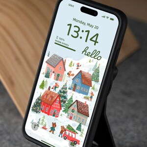 Może przedstawiać: Smartfon wyświetlający tapetę zimową z domami, drzewami i zwierzętami. Godzina to 13:14, a data to poniedziałek, 20 maja. Telefon jest naładowany w 100% i widoczna jest ikona baterii. Na tapecie widnieje napis "hello" w fantazyjnym kroju pisma.