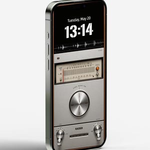 Könnte beinhalten: Eine Radio-App im Vintage-Stil auf dem Bildschirm eines Smartphones. Der Bildschirm zeigt die Uhrzeit "Dienstag, 20. Mai, 13:14" und eine Grafik eines Vintage-Radios mit einem Zifferblatt, Knöpfen und einem Lautsprecher. Die App heißt "RADER".