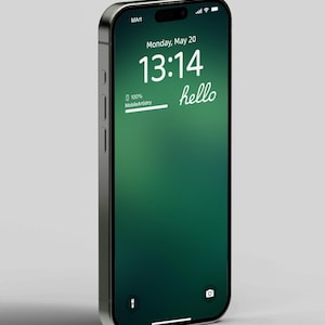Könnte beinhalten: Ein grün-schwarzer Smartphone-Bildschirm zeigt die Uhrzeit 13:14, das Datum Montag, 20. Mai, und das Wort "hello". Das Telefon ist zu 100 % geladen und das Batteriesymbol ist sichtbar. Das Telefon befindet sich in einem dunkelgrauen Gehäuse.