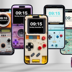 Puede incluir: Cuatro pantallas de teléfono inteligente diferentes con diseños de consolas de juegos retro. Cada pantalla muestra la hora, la fecha y un fondo con temática de juegos. Los diseños incluyen una Game Boy púrpura y blanca, una Game Boy beige, una Game Boy azul y una Nintendo verde y marrón.