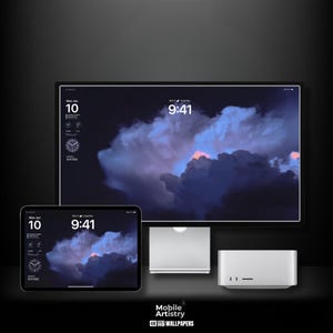 Könnte beinhalten: Ein Desktop-Computer mit einem dunkelblauen und violetten Wolkenhimmel als Hintergrundbild. Die Uhrzeit ist 9:41 Uhr. Der Computer ist mit einem Tablet verbunden, das das gleiche Hintergrundbild zeigt. Das Tablet zeigt die Uhrzeit 9:41 Uhr an. Der Computer und das Tablet stehen beide auf einer schwarzen Oberfläche.