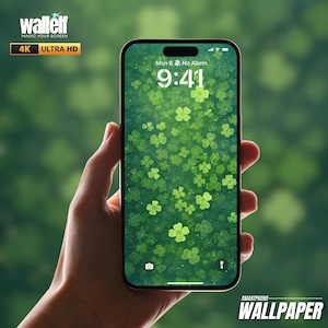 Puede incluir: Un teléfono inteligente que muestra un fondo de pantalla verde con tréboles de cuatro hojas y un reloj digital que muestra las 9:41. El teléfono está siendo sostenido en una mano. El texto "SMARTPHONE WALLPAPER" está en la parte inferior de la imagen.