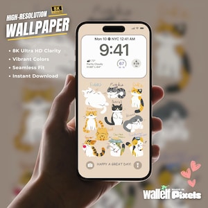 Op de afbeelding: Het scherm van een smartphone toont een digitale klok met de tijd 9:41 AM, de datum maandag 10 en de locatie NYC. Het scherm toont ook een weersvoorspelling met een temperatuur van 72 graden Fahrenheit en een gedeeltelijk bewolkte lucht. De achtergrond van het scherm is gevuld met cartoonkatten met namen als "Tubes", "Pickles", "Gabriel" en "Callie". De tekst "HAPPY A GREAT DAY!" wordt onderaan het scherm weergegeven.