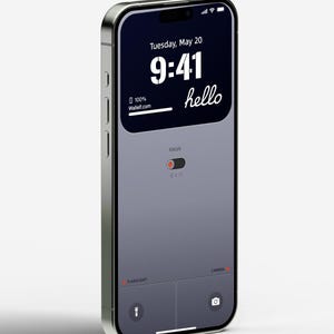 Könnte beinhalten: Ein silbernes iPhone mit einem dunkelgrauen Bildschirm, auf dem die Uhrzeit 9:41 und das Wort "hello" angezeigt werden. Das Datum ist Dienstag, 20. Mai. Das Telefon hat eine Batterieanzeige, die 100% anzeigt, und den Text "Wallet.com".