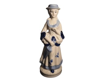 Estatueta de Senhora de Porcelana Vintage com Guarda-sol – Estatueta Europeia Pintada à Mão em Azul e Branco 15×5,5 cm