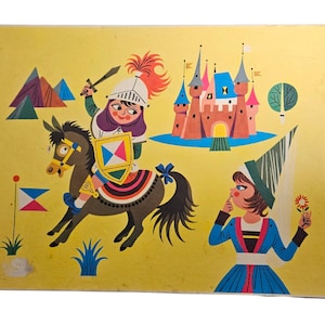 Può includere: Un'illustrazione vintage su sfondo giallo raffigura un cavaliere a cavallo, un castello e una donna che tiene un fiore. Il cavaliere indossa un elmo e porta una spada e uno scudo. Il castello ha torrette rosa e blu.