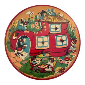 Puede incluir: Un rompecabezas de madera vintage con una casa roja en forma de bota con personajes de osos. El rompecabezas redondo tiene un borde marrón e incluye una casa, osos y elementos de jardín. La palabra "SIMPLEX" es visible.