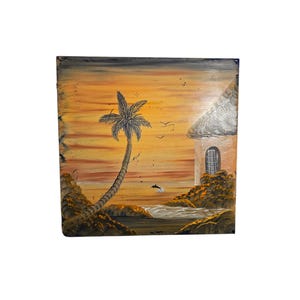 Könnte beinhalten: Quadratisches Gemälde mit einer tropischen Sonnenuntergangsszene. Eine gebogene Palme, ein kleines Haus und ein Delphin, der aus dem Wasser springt, sind zu sehen. Der Himmel wechselt von Orange zu Dunkelblau.