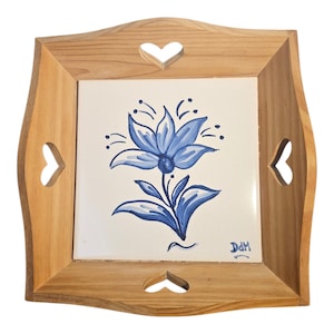 Vintage Wooden Tray with Hand-Painted Blue Floral Ceramic Tile – Rustic Country Decor – 20cm