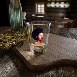 Afro Queen Elegance Series 4: Afro Fashionista Portrait Schnapsglas, 1.5oz