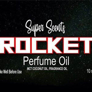 Peut inclure: Une étiquette noire et blanche avec une bordure rouge et du texte blanc qui dit "Super Scents ROCKET Perfume Oil MCT COCONUT OIL, FRAGRANCE OIL 10 ml" et le texte "Shake Well Before Use" en bas.