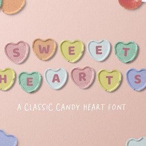 Pode incluir: Um fundo rosa com a palavra "SWEET HEARTS" escrita usando corações de doces. O texto está em uma fonte clássica de coração de doce. A frase "A CLASSIC CANDY HEART FONT" está escrita abaixo da palavra "HEARTS".