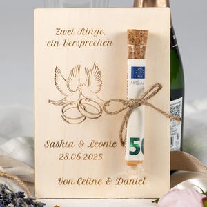 Cadeau en espèces personnalisé | Pigeons et bagues | Mariage, couples, amoureux et mariés | Carte cadeau en bois | Lotte Anton Hofmeister