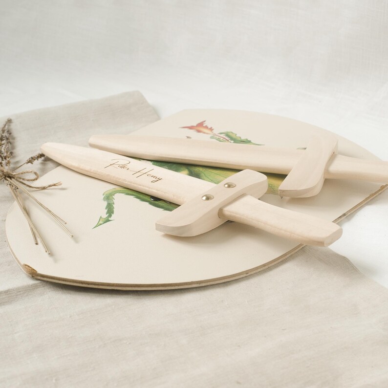 Espada de juguete personalizada 34 cm | Cumpleaños, Familias, Adolescentes y Niños | Regalo elaborado con madera de abeto local | Lotte Anton Hofmeister imagen 3