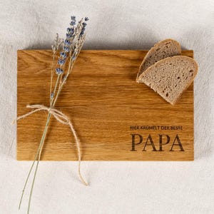 Breakfast board with engraving "Papa krümelt" | Father's Day, birthday, dads & men | Gift made of fine oak wood | LotteAntonHofmeister