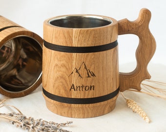 Op de afbeelding: Een houten bierpul met een roestvrijstalen voering. De pul is gegraveerd met een bergketen en de naam "Anton".