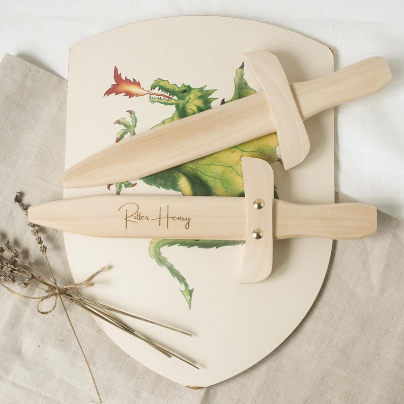 Espada de juguete personalizada 34 cm | Cumpleaños, Familias, Adolescentes y Niños | Regalo elaborado con madera de abeto local | Lotte Anton Hofmeister imagen 1