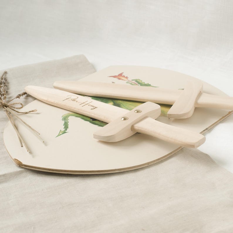 Espada de juguete personalizada 34 cm | Cumpleaños, Familias, Adolescentes y Niños | Regalo elaborado con madera de abeto local | Lotte Anton Hofmeister imagen 4