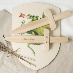 Espada de juguete personalizada 34 cm | Cumpleaños, Familias, Adolescentes y Niños | Regalo elaborado con madera de abeto local | Lotte Anton Hofmeister imagen 2
