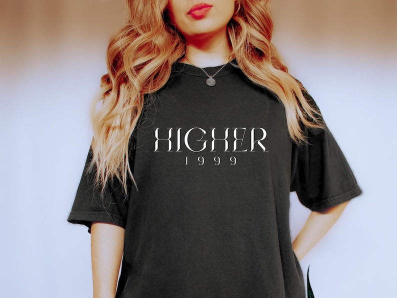 Peut inclure: Un t-shirt noir avec le mot "HIGHER" imprim&eacute; en blanc avec l'ann&eacute;e "1999" en dessous.