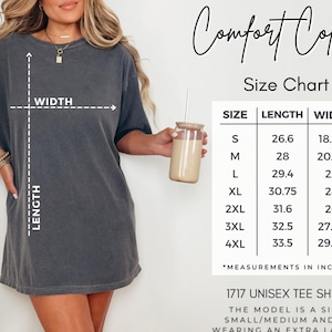 Peut inclure: Tableau des tailles pour un t-shirt unisexe en diff&eacute;rentes tailles, avec des mesures en pouces pour la longueur et la largeur. Le mannequin porte un t-shirt taille S/M et un t-shirt taille XL.