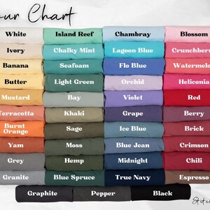 Peut inclure: Nuancier de couleurs de tissu montrant 36 couleurs diff&eacute;rentes, dispos&eacute;es en rang&eacute;es de quatre. Les couleurs sont nomm&eacute;es en texte blanc, notamment Blanc, Ivoire, Banane, Beurre, Moutarde, Terre cuite, Orange br&ucirc;l&eacute;, Igname, Gris, Granite, Graphite, R&eacute;cif insulaire, Menthe crayeuse, Mousse de mer, Vert clair, Baie, Khaki, Sauge, Mousse, Chanvre, &Eacute;pinette bleue, Poivre, Chambray, Bleu lagon, Bleu flo, Orchid&eacute;e, Violet, Raisin, Bleu glac&eacute;, Jean bleu, Minuit, Bleu marine, Fleur, Crunchberry, Past&egrave;que, H&eacute;liconia, Rouge, Baie, Brique, Cramoisi, Chili, Expresso et Noir.