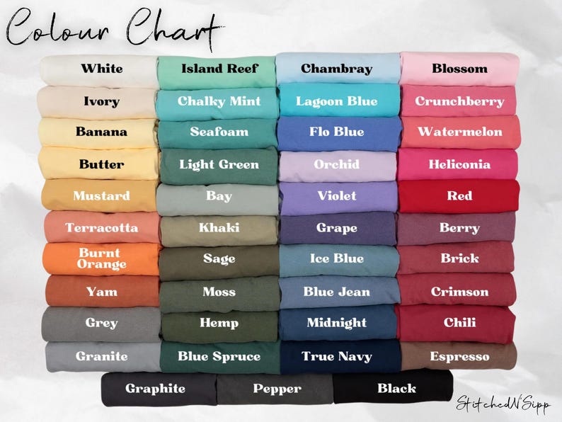 Peut inclure: Nuancier de couleurs de tissu montrant 36 couleurs diff&eacute;rentes, dispos&eacute;es en rang&eacute;es de quatre. Les couleurs sont nomm&eacute;es en texte blanc, notamment Blanc, Ivoire, Banane, Beurre, Moutarde, Terre cuite, Orange br&ucirc;l&eacute;, Igname, Gris, Granite, Graphite, R&eacute;cif insulaire, Menthe crayeuse, Mousse de mer, Vert clair, Baie, Khaki, Sauge, Mousse, Chanvre, &Eacute;pinette bleue, Poivre, Chambray, Bleu lagon, Bleu flo, Orchid&eacute;e, Violet, Raisin, Bleu glac&eacute;, Jean bleu, Minuit, Bleu marine, Fleur, Crunchberry, Past&egrave;que, H&eacute;liconia, Rouge, Baie, Brique, Cramoisi, Chili, Expresso et Noir.