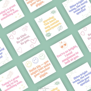 Op de afbeelding: Een verzameling vierkante kaarten met diverse kleurrijke ontwerpen en tekst op een lichtgroene achtergrond. De kaarten bevatten zinnen als "Wees aardig. Wees nieuwsgierig. Wees jezelf." en "Schijn helder vandaag, de wereld heeft je sprankeling nodig!"