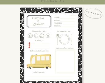 Può includere: Una pagina di diario stampabile "Primo giorno di scuola" con un bordo maculato in bianco e nero. La pagina include suggerimenti per sentimenti, colazione e attività scolastiche. È presente anche un'illustrazione di un autobus scolastico giallo.