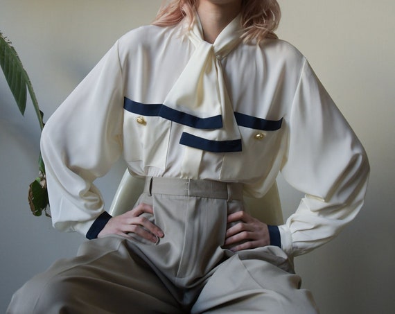 5327t / white ascot collar blouse / pussy bow top