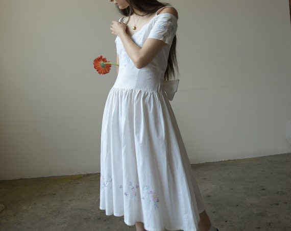 2705d / 1980s white cotton floral embroidered dres