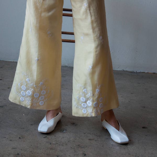 60s yellow organza floral embroidered wide leg pants / embroidered bellbottoms / 30 W / 3026t / B10