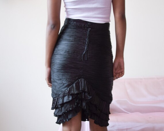 5534t / black plisse ruched satin skirt / ruffle h