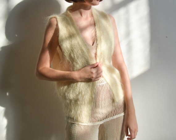 5810t / white fuzzy mohair sweater vest / s