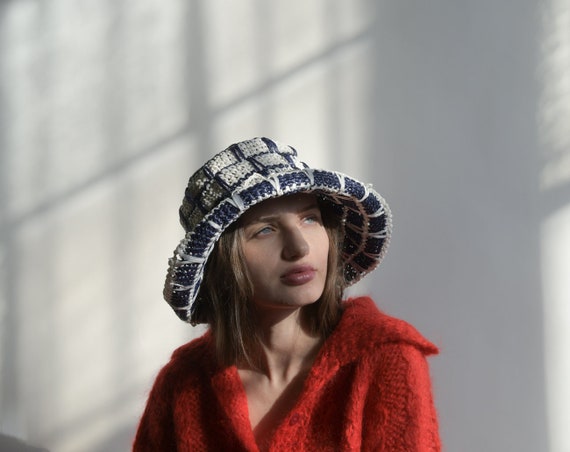 2698a / 1960s blue white woven raffia floppy hat
