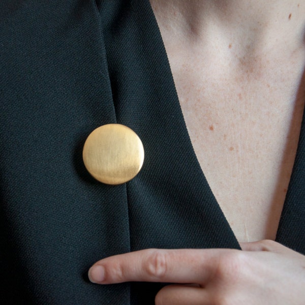 cookie's fortune gold circle brooch / minimalist accessory / circle pin / 933a