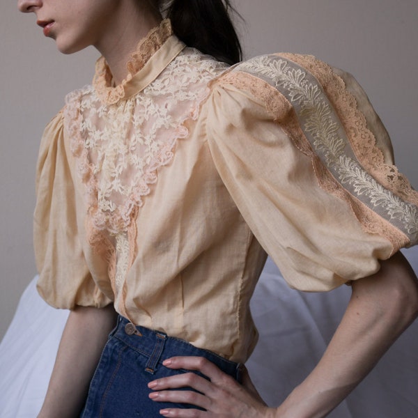 70s peach cotton victorian style blouse / ruffle collar puff sleeve blouse / 70s romantic lace blouse / s / 3280t
