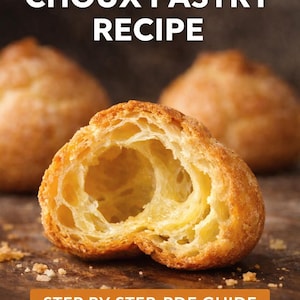 Pode incluir: Close-up de uma massa choux dourada, cortada ao meio, revelando um interior oco. O texto "EASY CHOUX PASTRY RECIPE" e "STEP BY STEP PDF GUIDE" é visível. A massa está sobre uma superfície de madeira.
