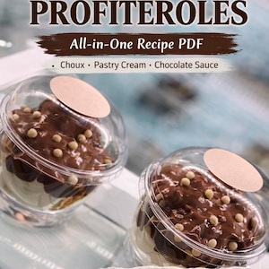 Pode incluir: Dois copos de plástico transparente cheios de profiteroles, cobertos com molho de chocolate e pequenas decorações redondas. A imagem inclui o texto "Bakery Style PROFITEROLES All-in-One Recipe PDF". Os ingredientes são massa choux, creme de pasteleiro e molho de chocolate.