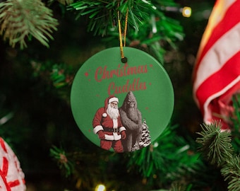 Christmas Cuddles Kerstornament, Bigfoot Santa kerstornament, Bigfoot Christmas, Sasquatch Holiday Grappige ornamenten, Outdoor