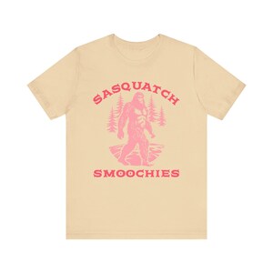 Chemise drôle de Saint-Valentin, t-shirt Bigfoot, T-shirt unisexe Sasquatch Smoochies, cadeau pour les amateurs de Bigfoot, chemise Bigfoot Sasquatch Lover, couples image 7