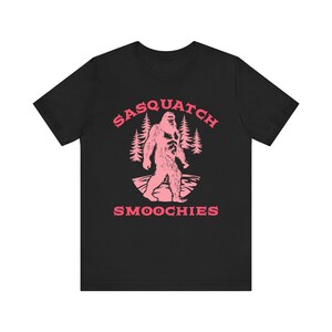 Chemise drôle de Saint-Valentin, t-shirt Bigfoot, T-shirt unisexe Sasquatch Smoochies, cadeau pour les amateurs de Bigfoot, chemise Bigfoot Sasquatch Lover, couples image 6