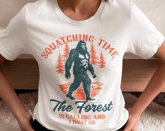 Camiseta Bigfoot Squatching Time, ropa de aventura, regalo para amantes de la naturaleza, camiseta de camping, camiseta para actividades al aire libre, el bosque me llama y debo ir